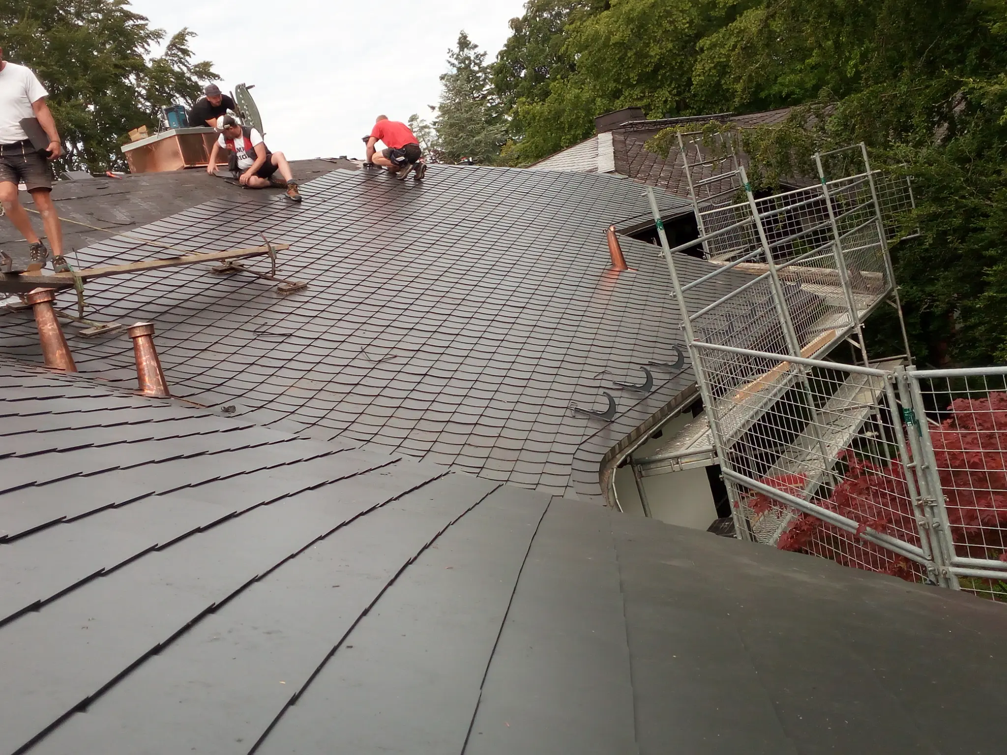 Dachdecker bei der Arbeit